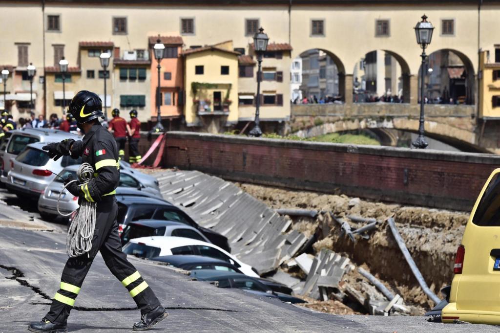 coches engullidos por un socavón en Florencia