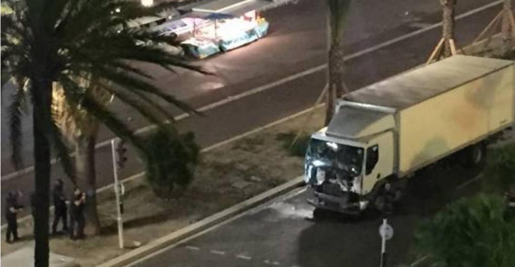 Un camión arrolla a una multitud en Niza