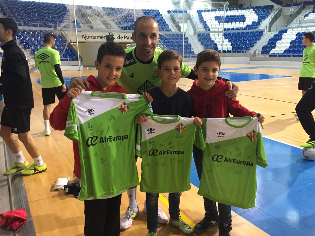  Vadillo posando con tres de los niños que se han acercado al entrenamiento del Palma para que los jugadores les firmasen las camisetas que les ha traído Papá Noel.