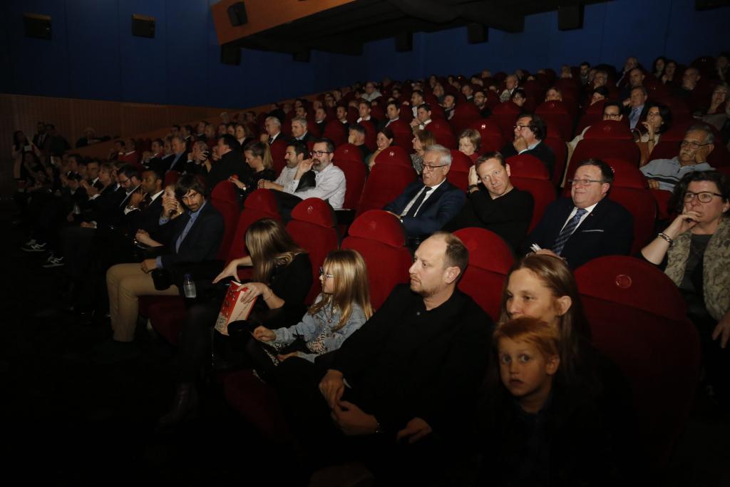 Numeroso público asistió al pase de la película.