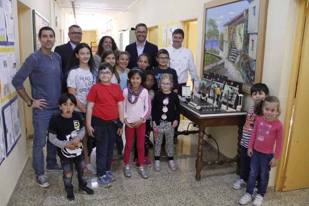  El conocido maestro pastelero y artesano Pep Trías donó su particular mona de Pascua al centro escolar, al que asistió el alcalde de Palma, José Hila.
