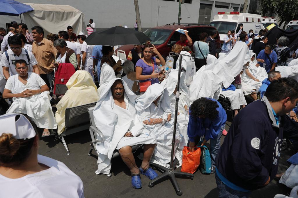 Un fuerte terremoto sacude la capital de México y causa escenas de pánico