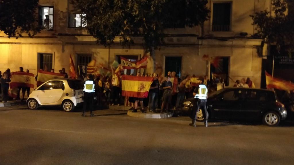 Banderas españolas y consignas contra el referéndum en un acto de la CUP en Palma