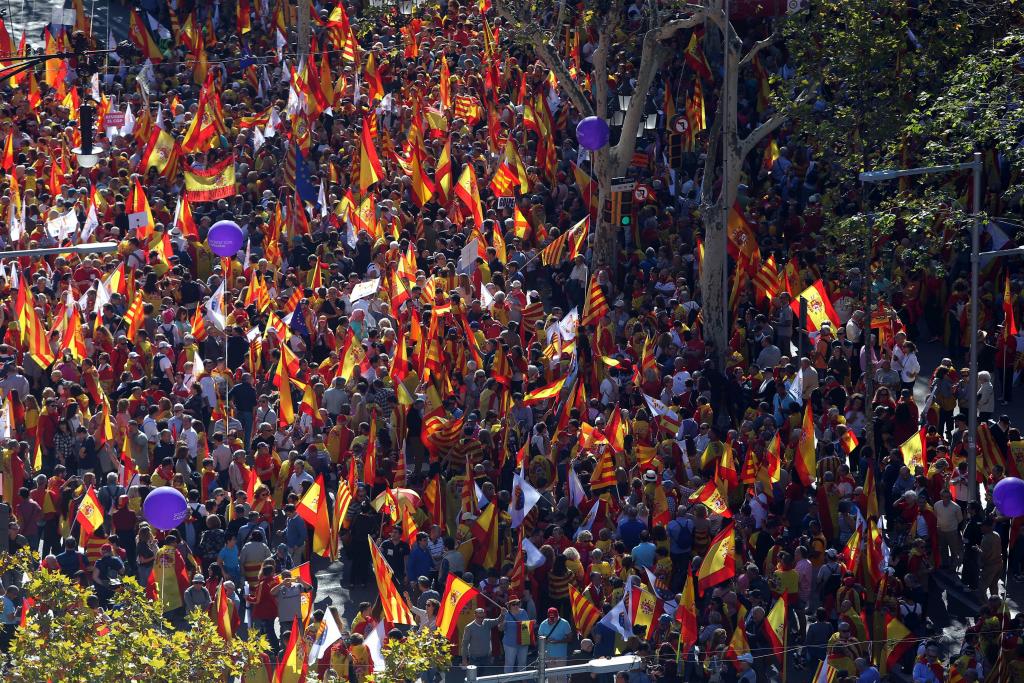 Miles de manifestantes participan en Barcelona en la marcha en defensa de la unidad de España