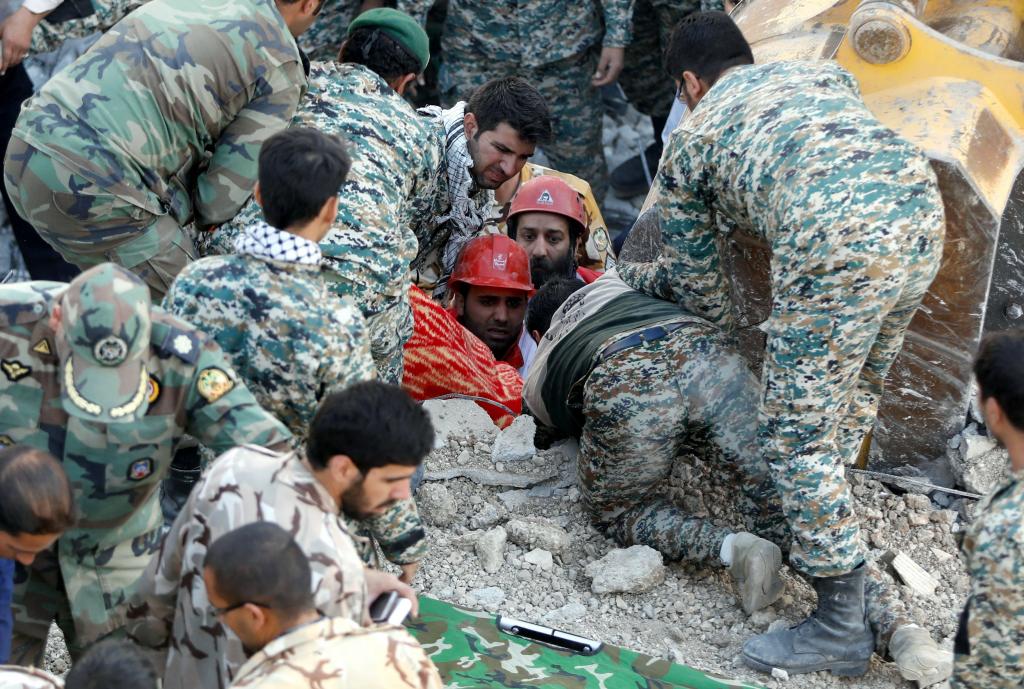 Suben las víctimas del terremoto de Irán a 328 muertos y casi 4.000 heridos
