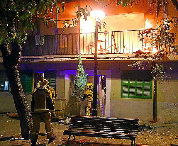 PALMA - INCENDIOS - Seis intoxicados a causa de un incendio intencionado en un edificio de Son Gotle
