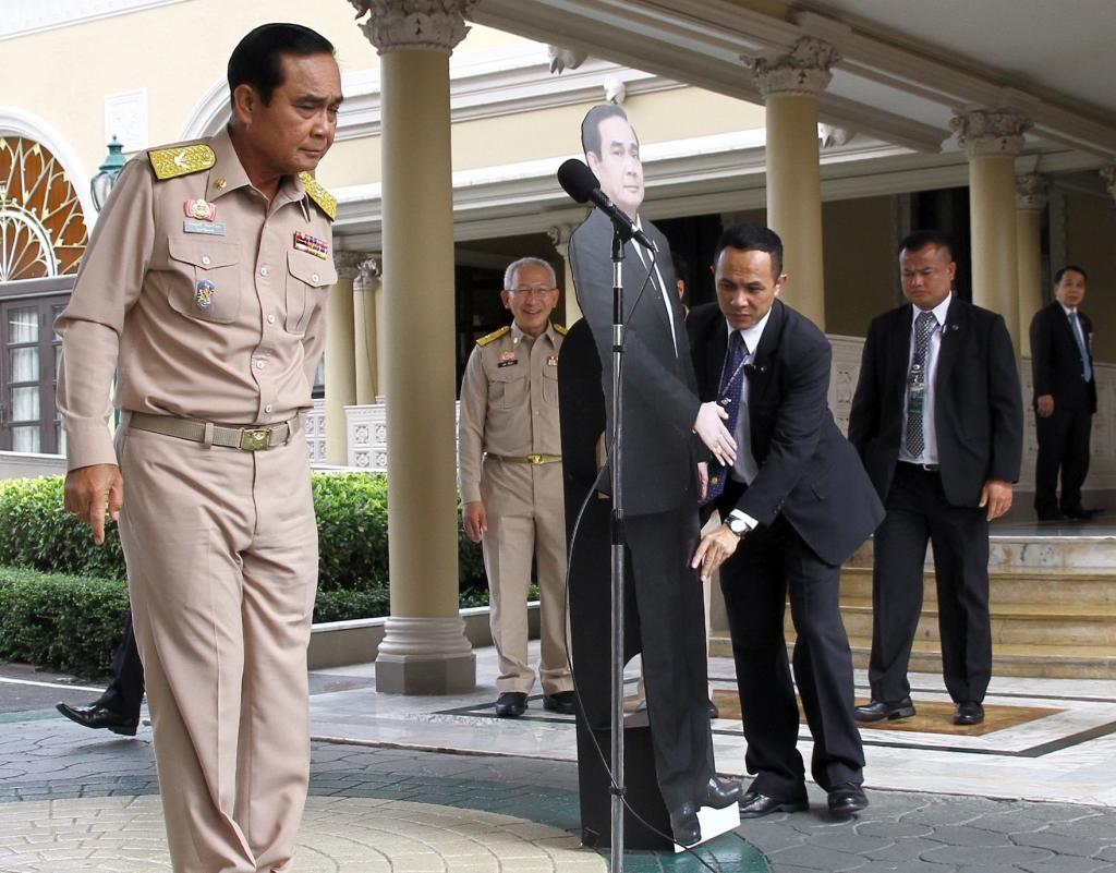 El presidente de Tailandia evita a los periodistas con una fotografía a tamaño real