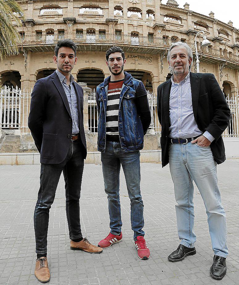 esús López Simón, Gabriel Pericás y Antonio Cortés, frente al Coliseo Balear.