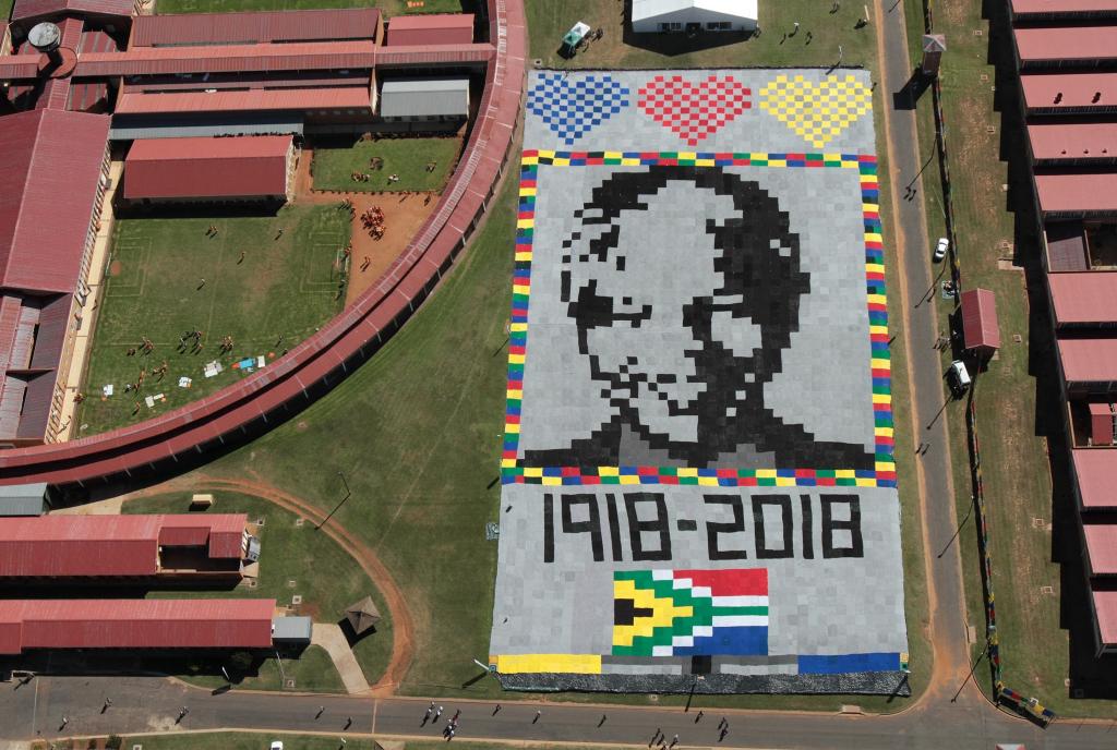 Un retrato de Mandela hecho con miles de mantas para verlo desde el espacio