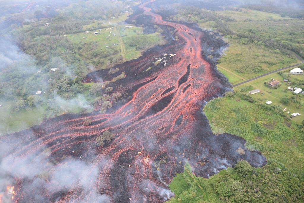 Una nube tóxica se eleva sobre Hawái mientras la lava llega al océano