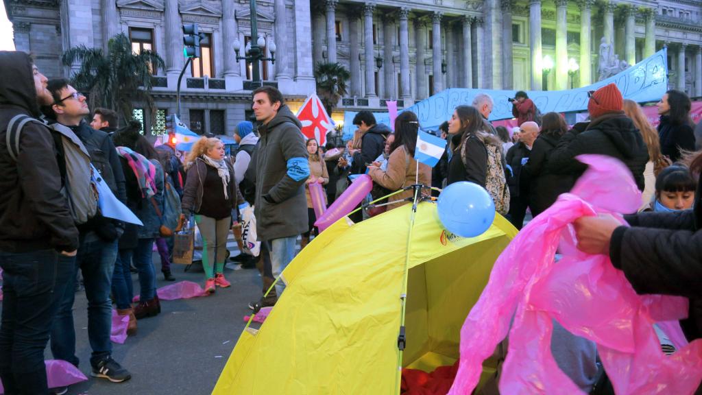 Argentina debate si legaliza el aborto entre gran división política y social