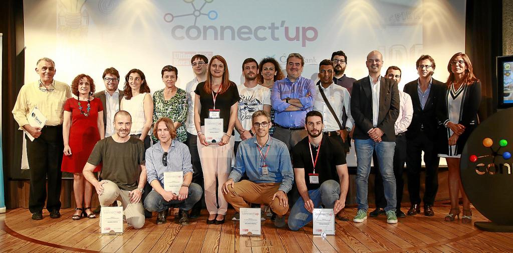 Foto de familia de organizadores, patrocinadores, entidades colaboradoras y ganadores tras recibir sus premios, en la sede de CaixaFòrum en Palma . 