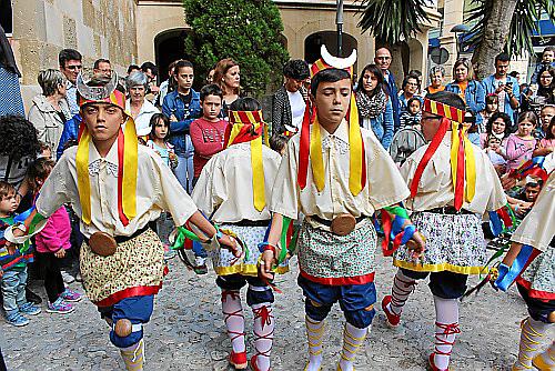 MANACOR - Los Moretons llenaron ayer de música y color las calles del barrio del Convent.