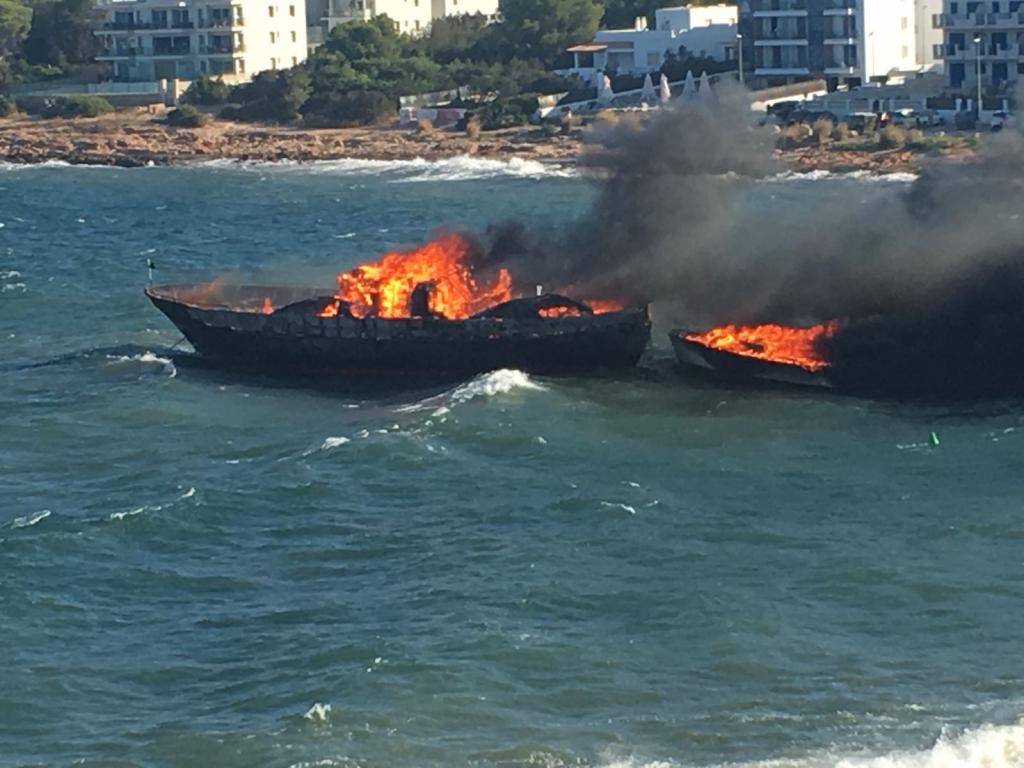 Espectacular incendio de dos embarcaciones fondeadas en Sant Antoni