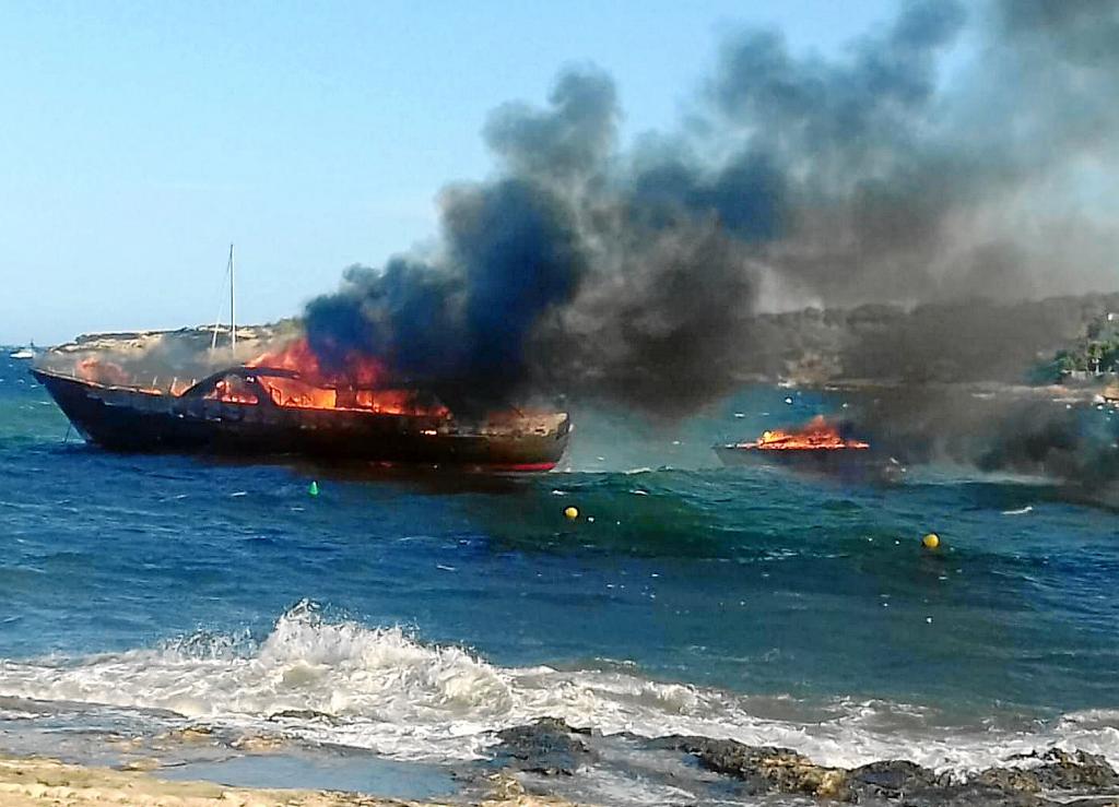 La Guardia Civil investiga el incendio de dos barcos que obligó a cerrar la playa de es Caló des Moro