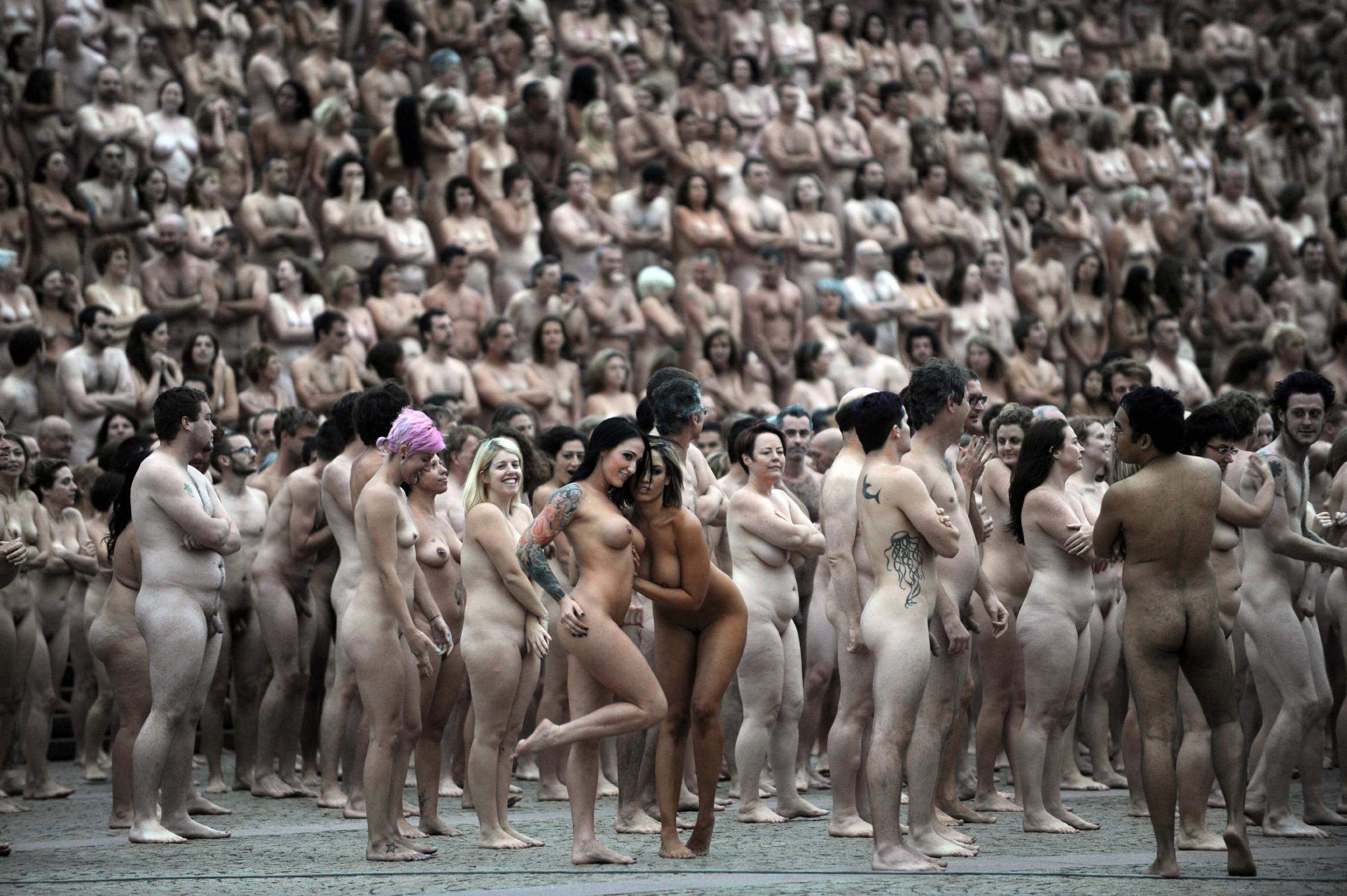 толпа голых людей (120) фото
