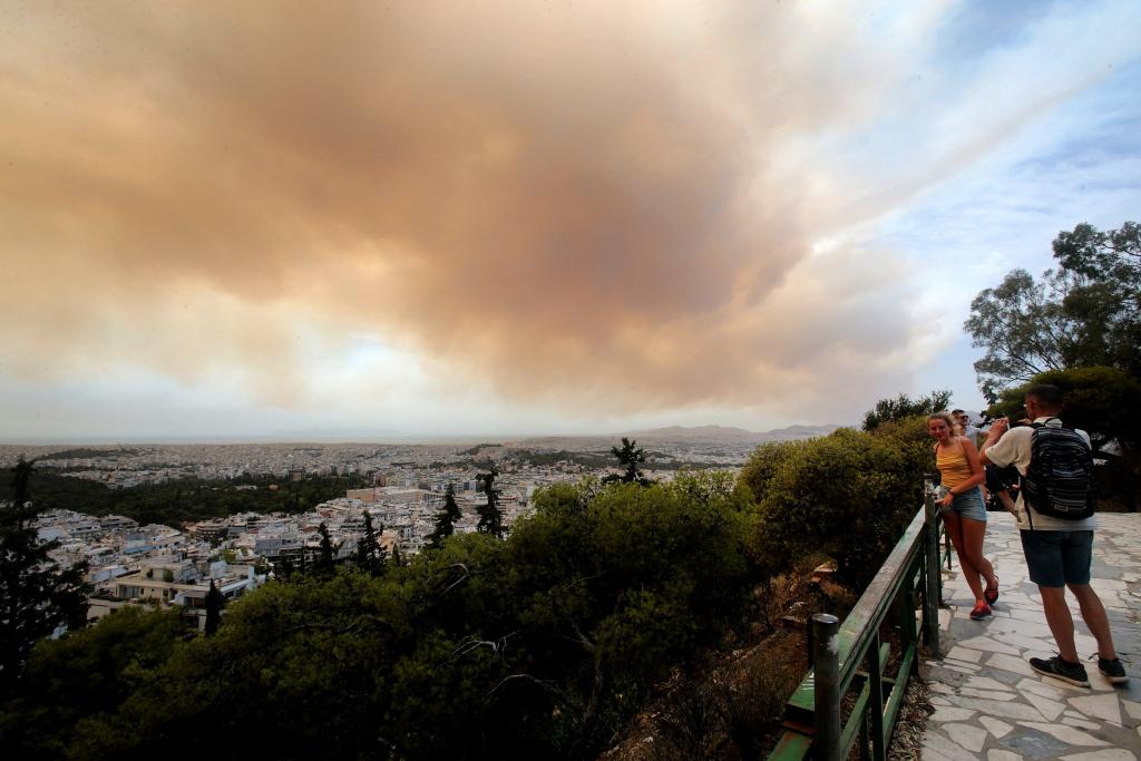 Un incendio en las montañas de Geraneia se aproxima a la localidad de Kineta
