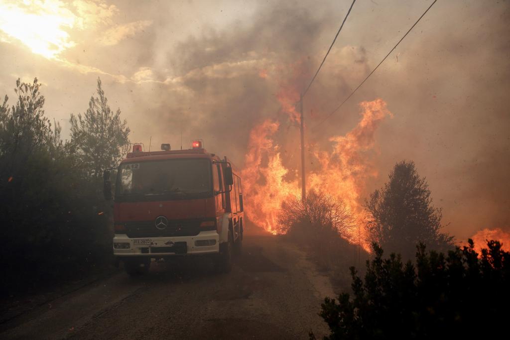 Un incendio provoca evacuaciones y cortes de carreteras cerca de Atenas