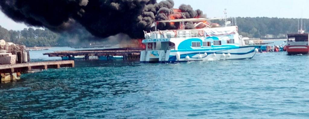 Arde un catamarán de pasajeros en O Grove y varias personas resultan heridas