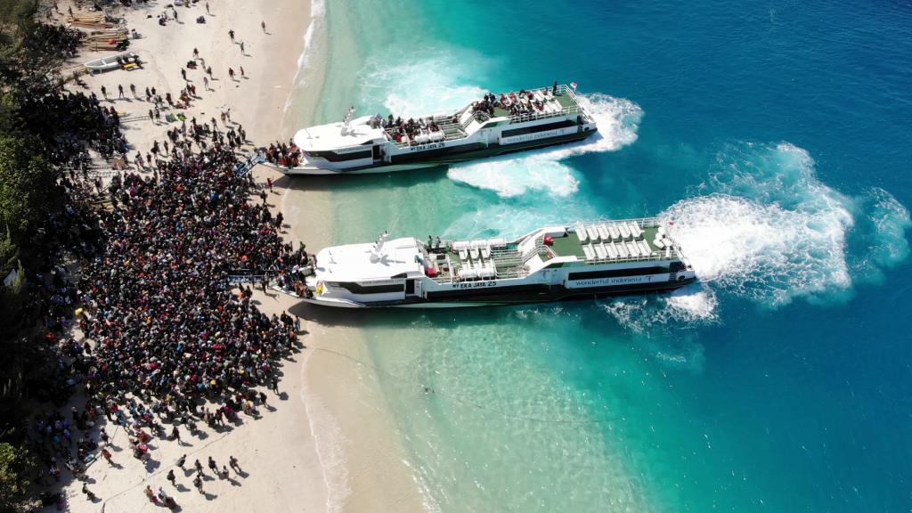 Boats arrive at shore to evacuate people on the island of Gili Trawangan, Lombok