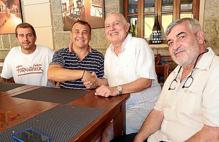 El empresario de Sóller Vicenç Sastre (con camisa blanca) estrecha la mano al alcalde de Fornalutx, Toni Aguiló, junto a los concejales Jaume Sastre (izquierda) y Andreu Barceló.