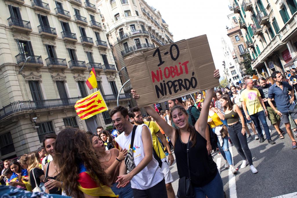 Cientos de estudiantes protestan en Barcelona para pedir la validez del 1-O