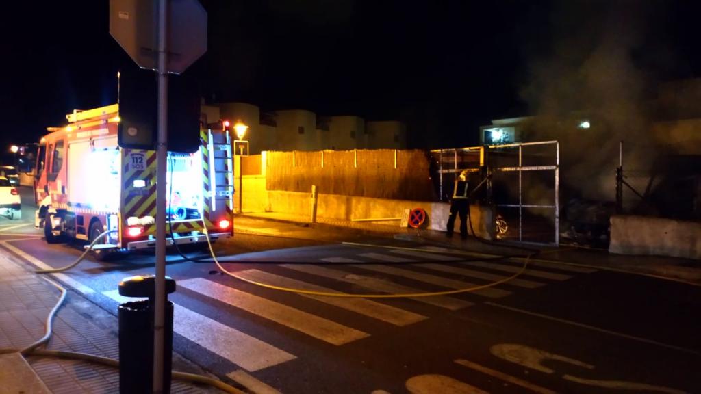 Un incendio calcina 21 motocicletas y una furgoneta en un recinto de Formentera