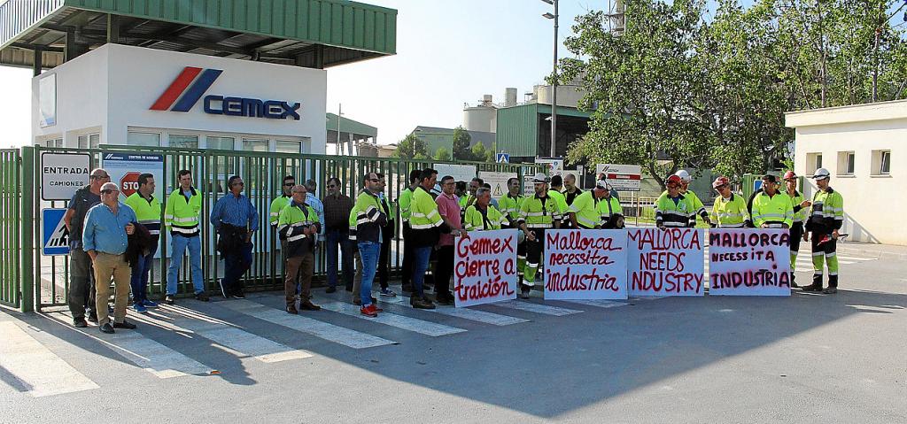 Concentració de treballadors de CEMEX davant la fàbrica