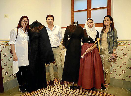 Aires Sollerics expone ropa del siglo XIX en Can Prunera