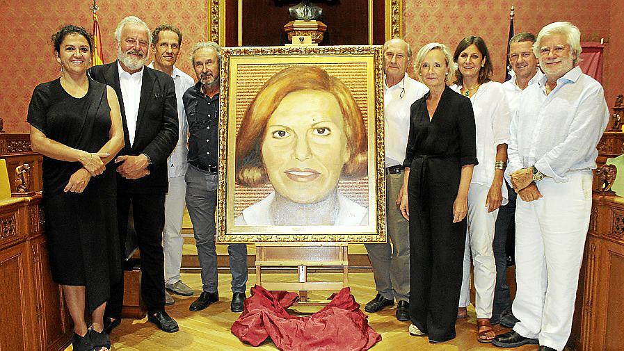 El Consell presenta el retrato de Caty Juan, Filla Predilecta de Mallorca