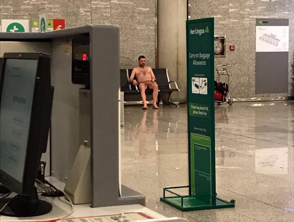 Desnudo en el Aeropuerto de Palma